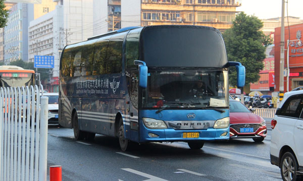 （公司班車租賃）便利的通勤方式，讓員工難以遲到